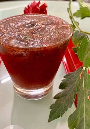 A picture of Strawberry Mint And Ginger Spritzer.