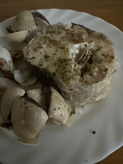 Una foto de Merluza en salsa verde con almejas