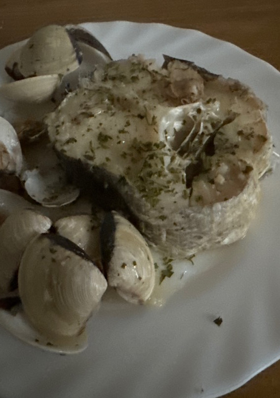 Una foto de Merluza en salsa verde con almejas
