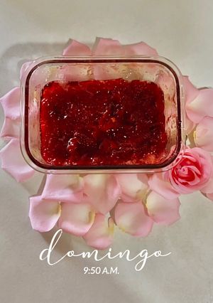 Una foto de Mermelada de fresa con pétalos de rosa