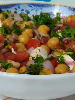 चटपटी छोले चाट (Chatpati chole chaat recipe in Hindi) रेसिपी मुख्य फोटो