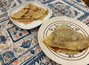 Una foto de Crepes gluten free rellenos de cajeta y leche de coco. Thermomix