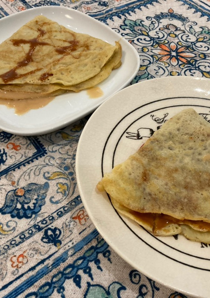 Una foto de Crepes gluten free rellenos de cajeta y leche de coco. Thermomix