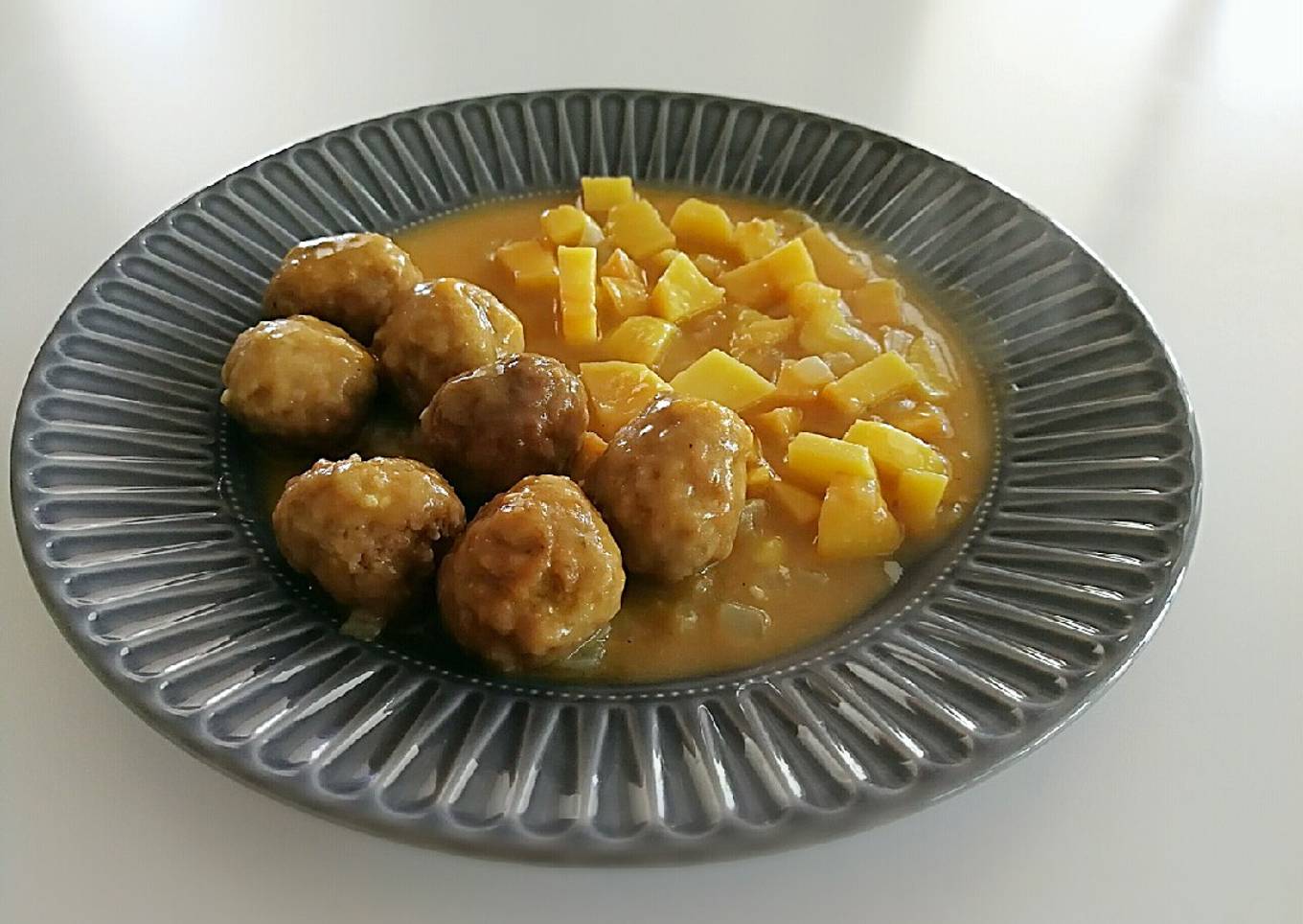Albóndigas veganas en salsa. Receta tradicional