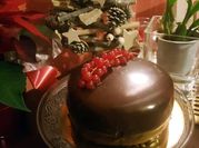 Una foto de pastel de chocolate y cerezas