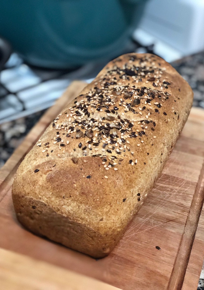 Una foto de Pan integral con semillas