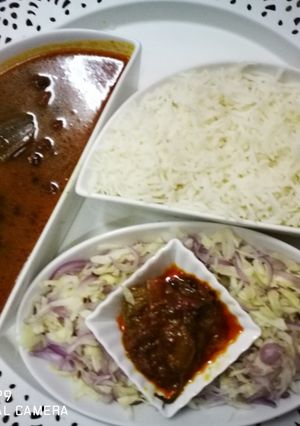 A picture of Kalay channay & white rice.