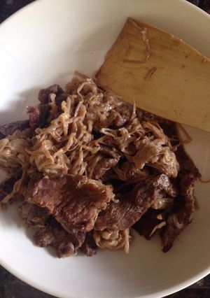 Hình của món Thit bò xào nấm kim châm.