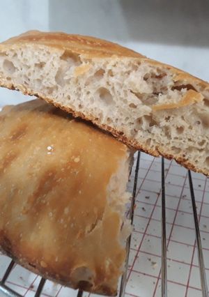 Una foto de Pan sin amasar (no knead bread) cocinado en el horno en cacerola de hierro