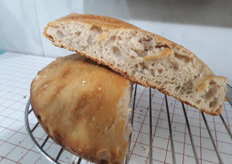 Pan sin amasar (no knead bread) cocinado en el horno en cacerola de hierro