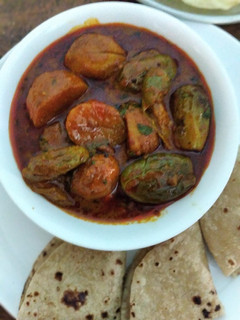 ભરેલા રીંગણ બટાકા નું શાક (Bharela Ringan Bataka Shak Recipe In Gujarati) રેસીપી મુખ્ય ફોટો