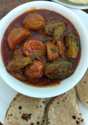 ભરેલા રીંગણ બટાકા નું શાક (Bharela Ringan Bataka Shak Recipe In Gujarati) રેસીપી મુખ્ય ફોટો