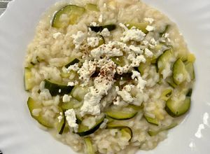 Foto di Risotto con zucchine, feta e noce moscata 🍚🥒🪄