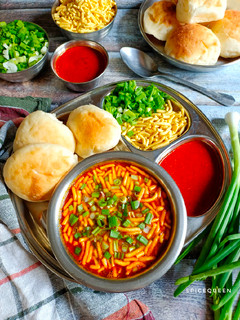 સેવ ઉસળ (Sev Usal Recipe In Gujarati) રેસીપી મુખ્ય ફોટો