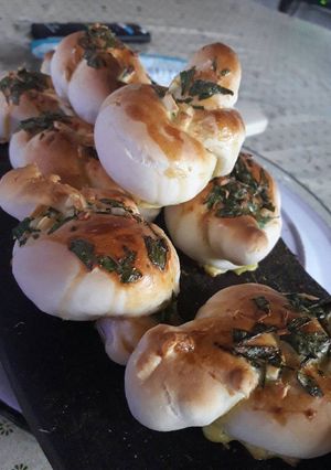 Una foto de Pancitos de ajo y perejil