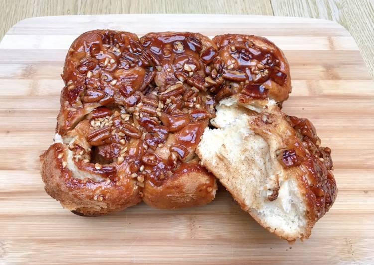 Recipe of Quick Maple syrup pecan cinnamon roll (TangZhong /water roux method)