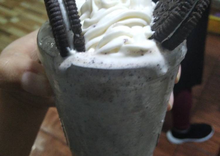 Milkshake de oreo con crema de leche