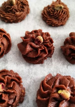 Foto di Biscottini cioccolatosi e non... di frolla montata
