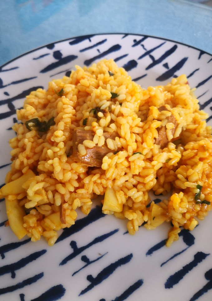 Una foto de Arroz con choco y lomo de atún