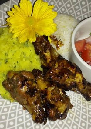 Una foto de Muslos de pollo, puré con perejil y pico de gallo a lo Carmelita