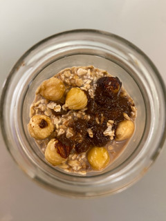 Φωτογραφία της συνταγής Overnight oats με μπανάνα, κακάο, φυστικοβούτυρο και φουντούκια. 🍌🌰🥜