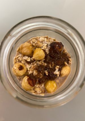Φωτογραφία της συνταγής Overnight oats με μπανάνα, κακάο, φυστικοβούτυρο και φουντούκια. 🍌🌰🥜