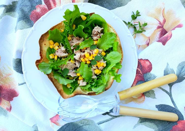 Insalata di lattughino in cestino di piadina