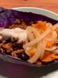 Taquitos de col morada con ensalada de kiwi