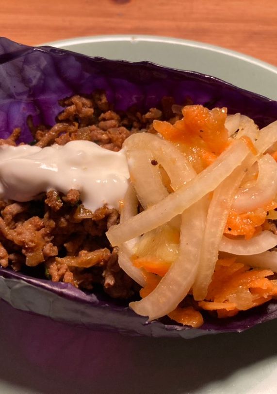 Una foto de Taquitos de col morada con ensalada de kiwi