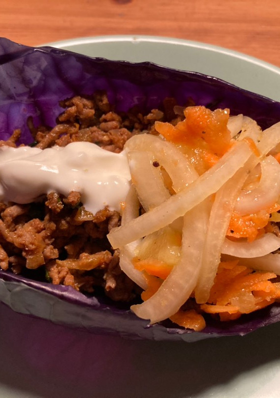 Una foto de Taquitos de col morada con ensalada de kiwi