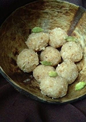 A picture of Coconut laddoos.