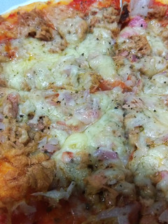 Una foto de Pizza picante de atún con cebolla