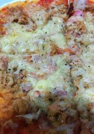 Una foto de Pizza picante de atún con cebolla