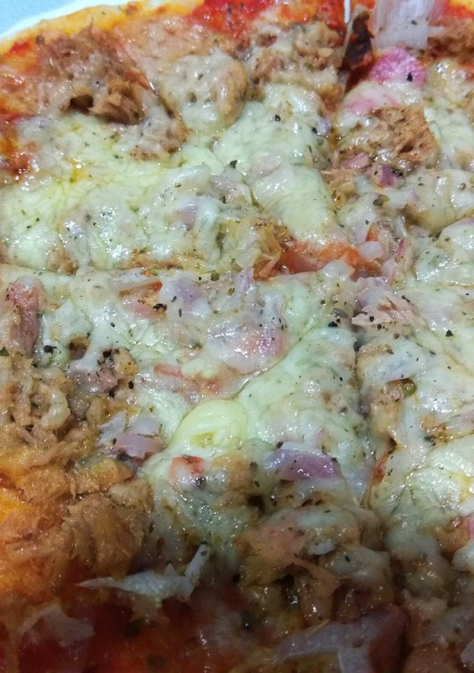 Una foto de Pizza picante de atún con cebolla