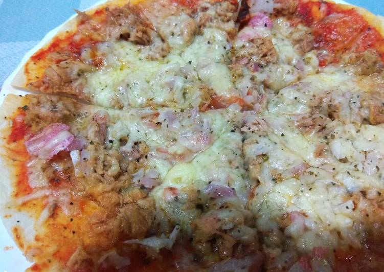 Pizza picante de atún con cebolla