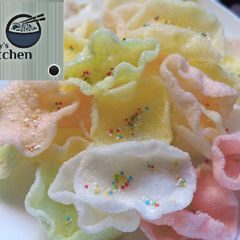 A picture of Fried prawn crackers.