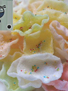 A picture of Fried prawn crackers.