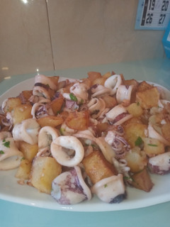Una foto de Chipirones al ajillo con patatas