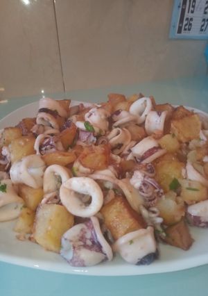 Una foto de Chipirones al ajillo con patatas
