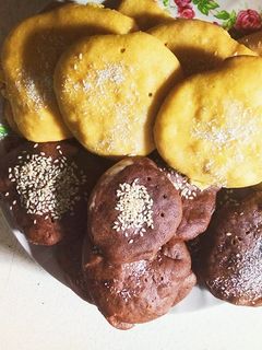 عکسی از دستور کلوچه شکلاتی و زعفرانی گرم و نرم😋