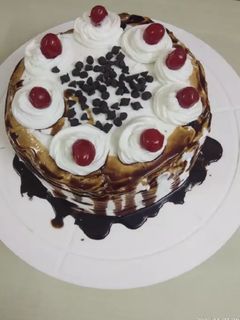 ब्लैक फ़ॉरेस्ट केक (black forest cake recipe in Hindi) रेसिपी मुख्य फोटो