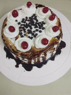 ब्लैक फ़ॉरेस्ट केक (black forest cake recipe in Hindi) रेसिपी मुख्य फोटो