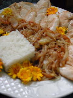 Una foto de Pechugas de pollo con flores