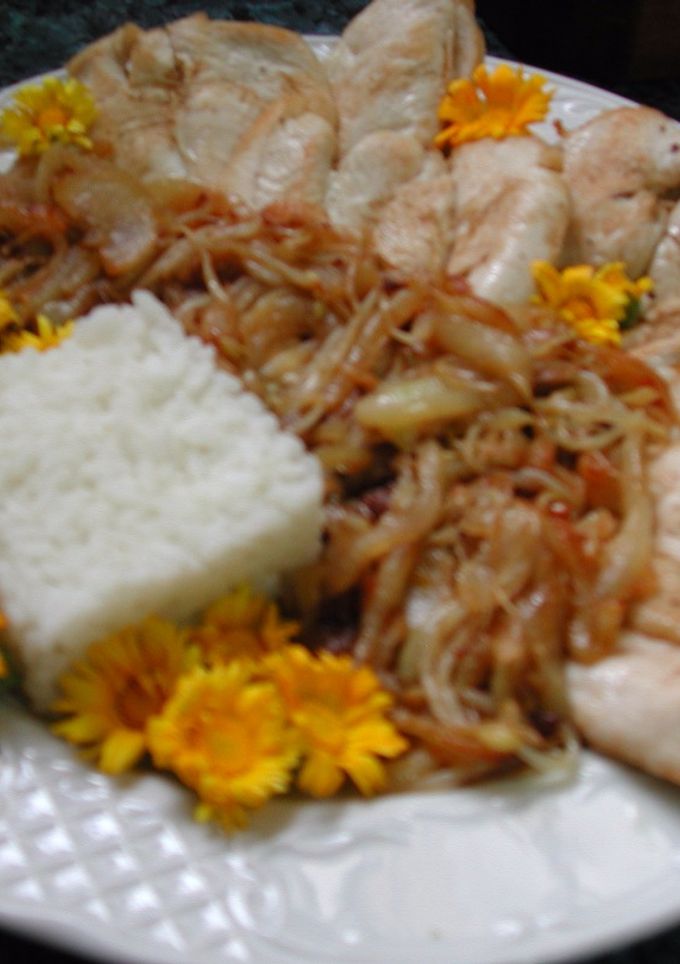 Una foto de Pechugas de pollo con flores