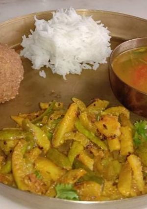 ટીંડોળા બટાકાનું શાક (Tindora Bataka Shak Recipe In Gujarati) રેસીપી મુખ્ય ફોટો