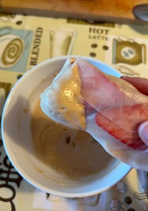 A picture of Fruit spring rolls.