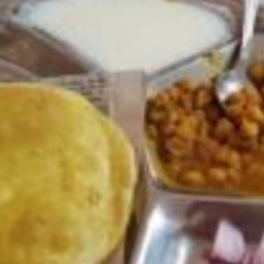A picture of Chane bhature.