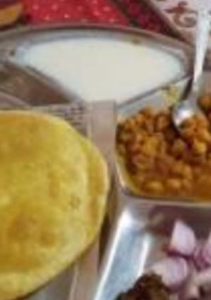 A picture of Chane bhature.