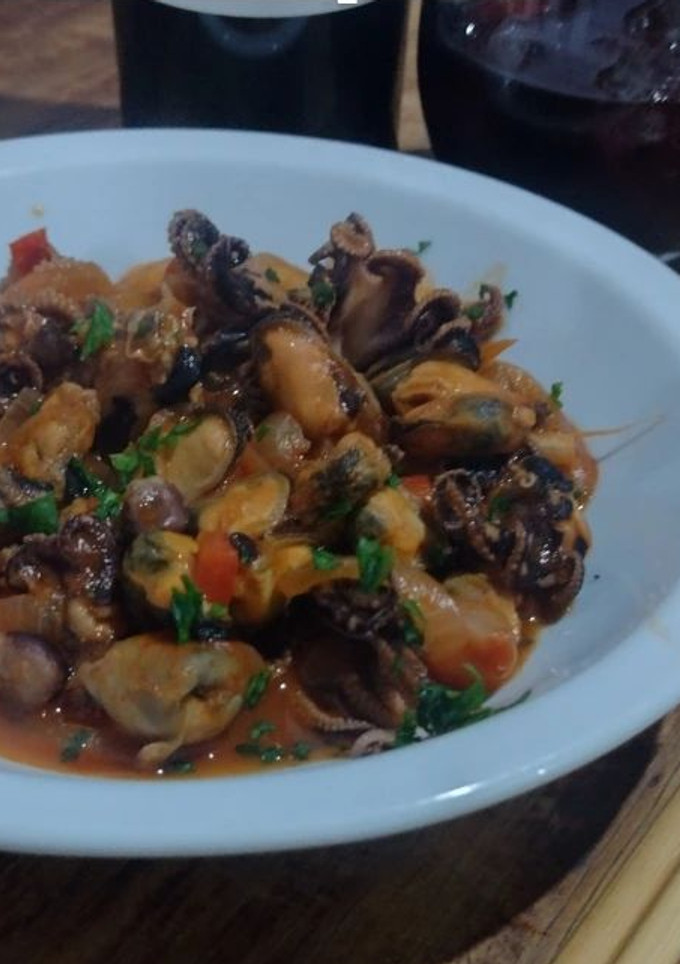 Una foto de Pulpitos a la española con mejillones