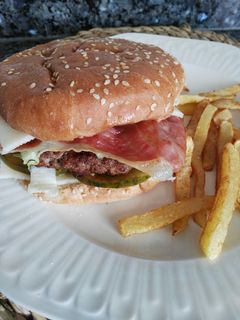 Una foto de Hamburguesa de cerdo y vacuno con jamón y queso